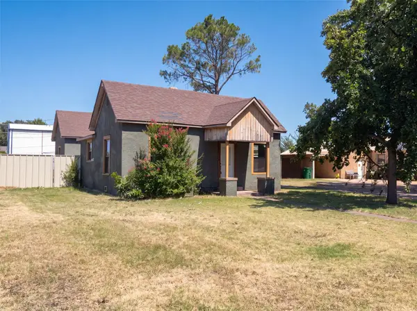 606 N Cedar Street, Seymour, TX 76380