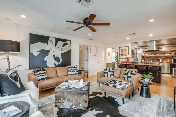 218 N Crockett Street, Granbury, TX 76048