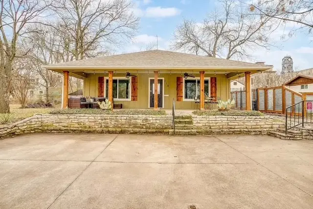 218 N Crockett Street, Granbury, TX 76048 - #2
