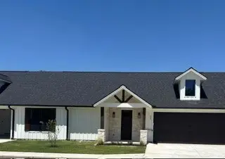202 E Ewell Street, Granbury, TX 76048