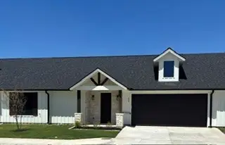 204 E Ewell Street, Granbury, TX 76048 - #1