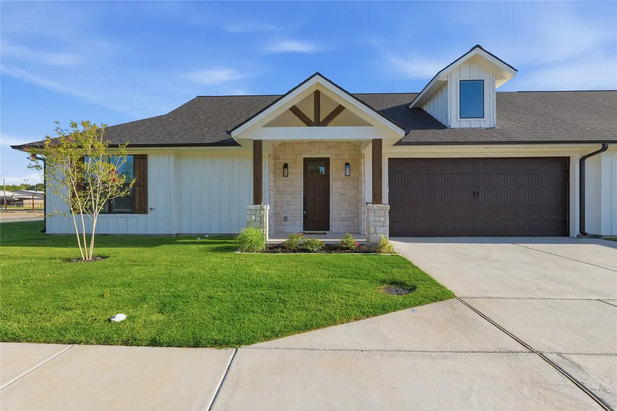 206 E Ewell Street, Granbury, TX 76048 - #1