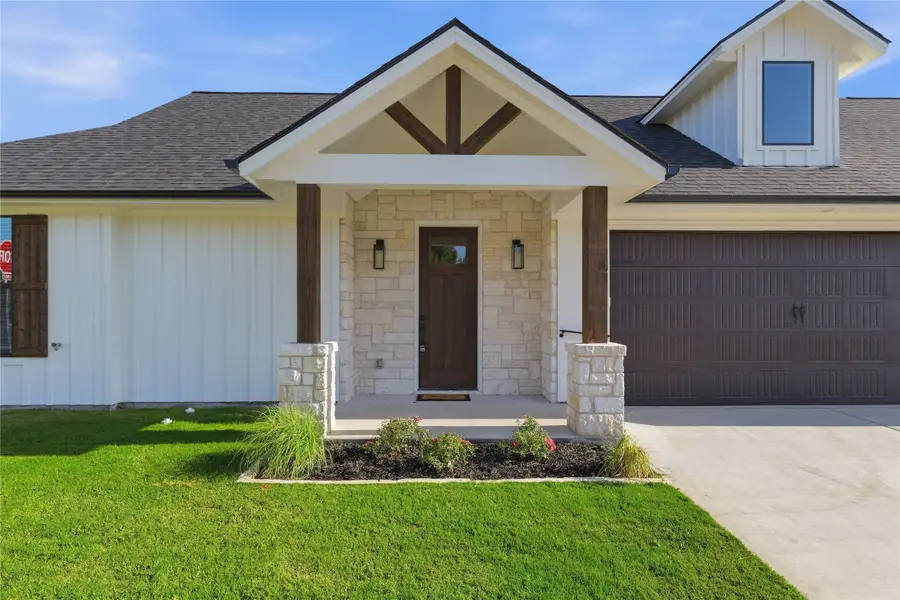 206 E Ewell Street, Granbury, TX 76048 - #2