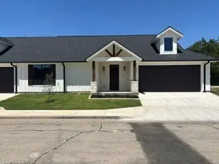 210 E Ewell Street, Granbury, TX 76048