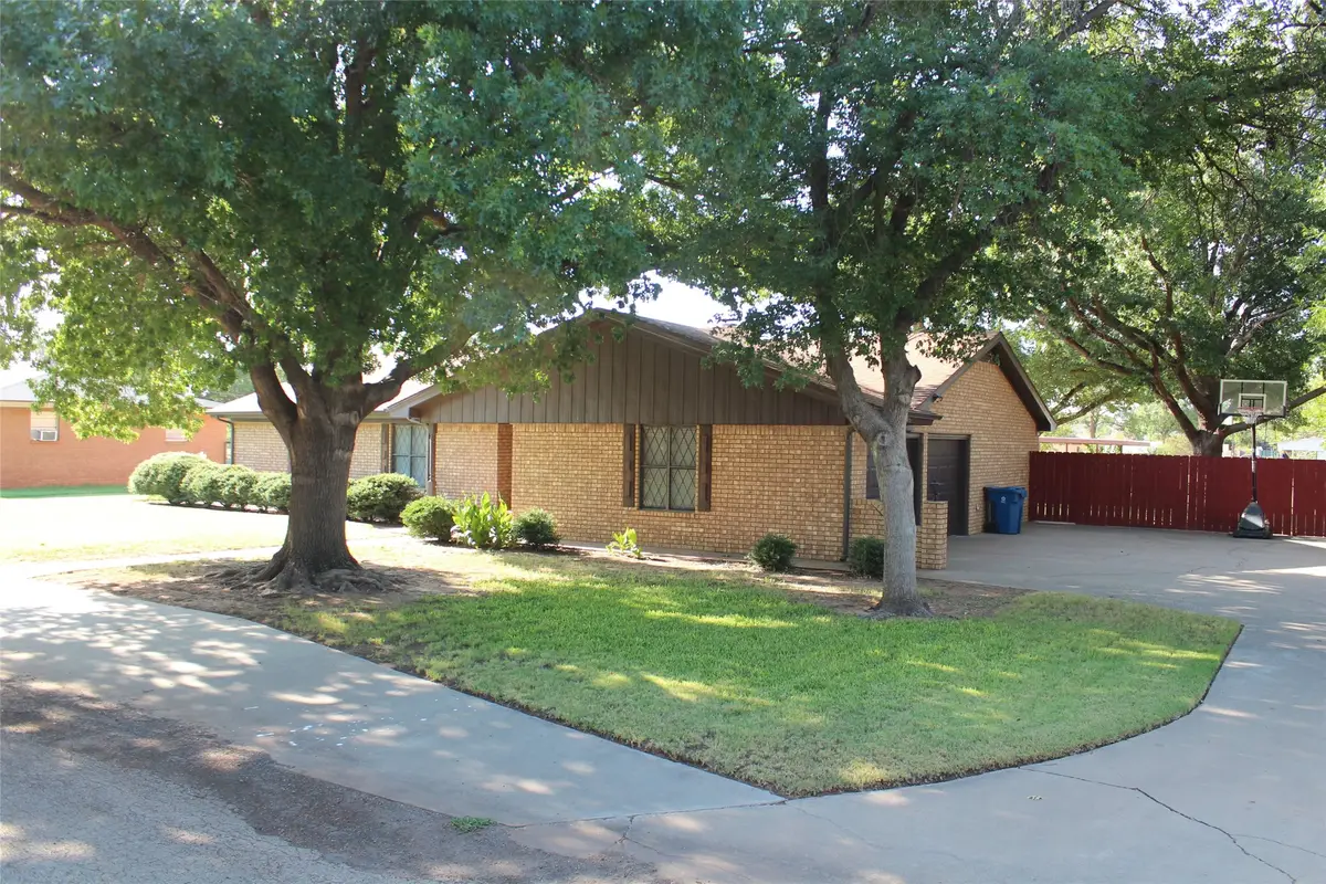 130 N L Street, Munday, TX 76371 - #1