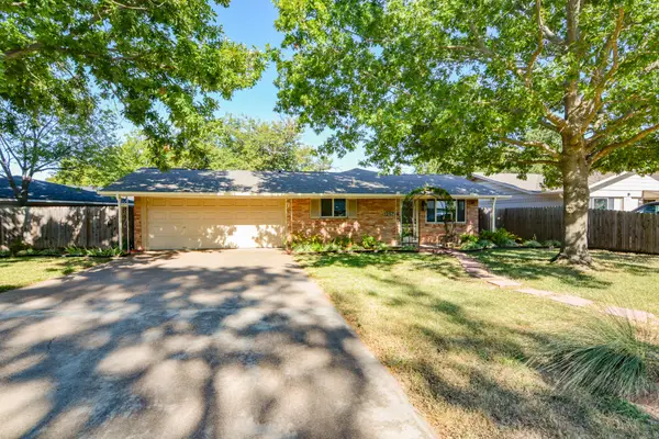 1207 Lynnwood Drive, Cleburne, TX 76033