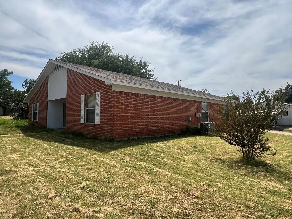 1323-1325 N Mary Street, Comanche, TX 76442 - #1