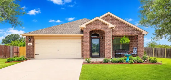 127 Creekview Drive, Azle, TX 76020