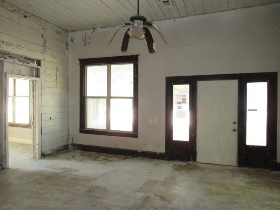 907 E Texas Avenue, Mart, TX 76664 - #2