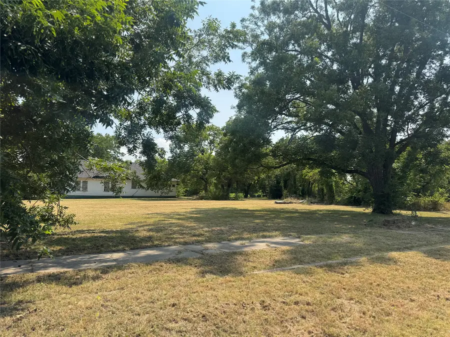 907 Buck Street, Gainesville, TX 76240 - #2