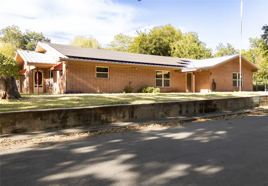 405 W Neely Avenue, Comanche, TX 76442 - #2