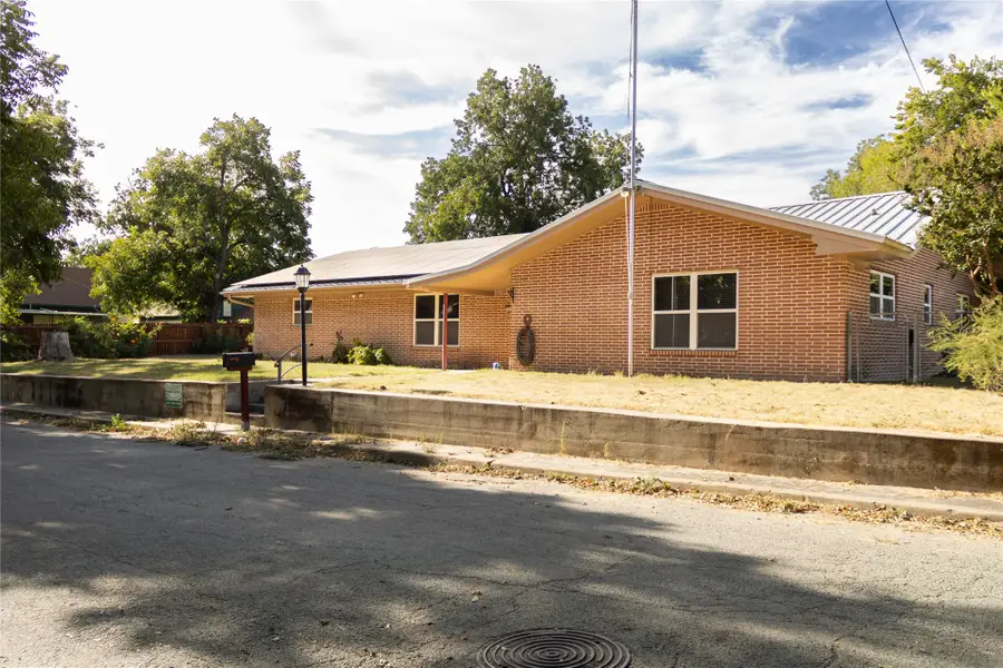 405 W Neely Avenue, Comanche, TX 76442 - #3