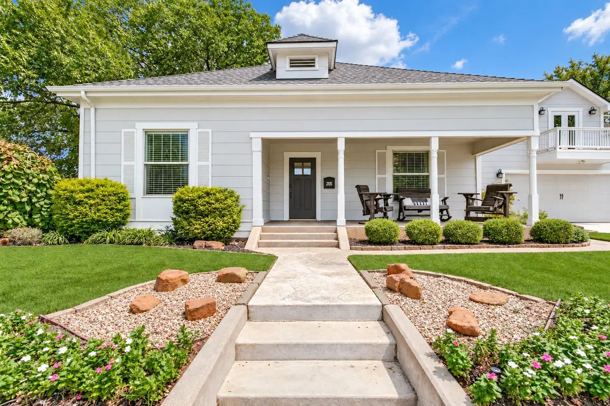 205 S Dooley Street, Grapevine, TX 76051 - #1