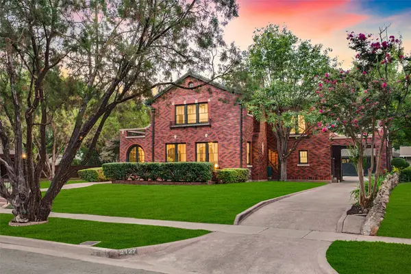 2127 Pembroke Drive, Fort Worth, TX 76110