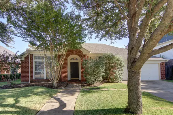 6928 Spring Valley Way, Fort Worth, TX 76132