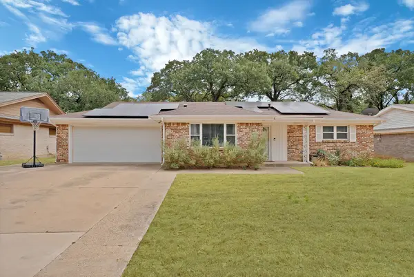 905 Oakwood Drive, Euless, TX 76040
