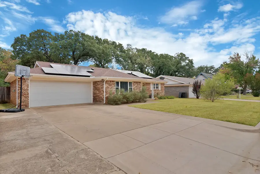 905 Oakwood Drive, Euless, TX 76040 - #3