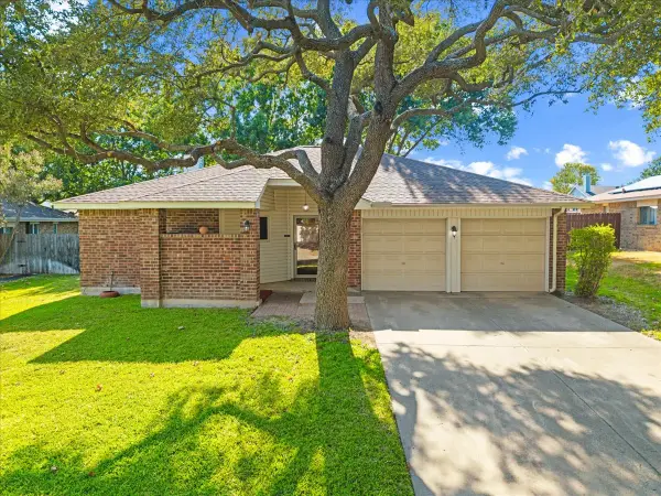424 Grand Meadow Drive, Fort Worth, TX 76108