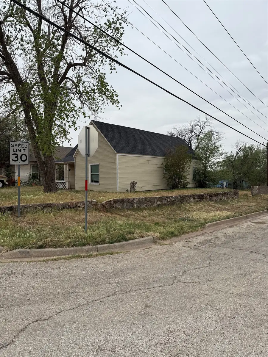 911 Elm Street, Sweetwater, TX 79556 - #2