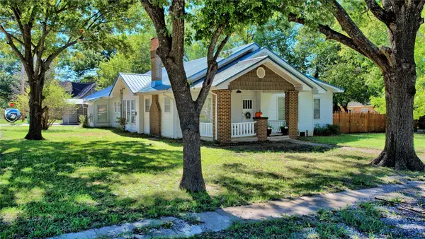 301 W Howell Street, St Jo, TX 76265