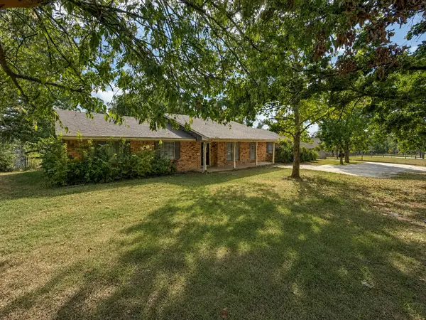 417 W Mccart Street, Krum, TX 76249