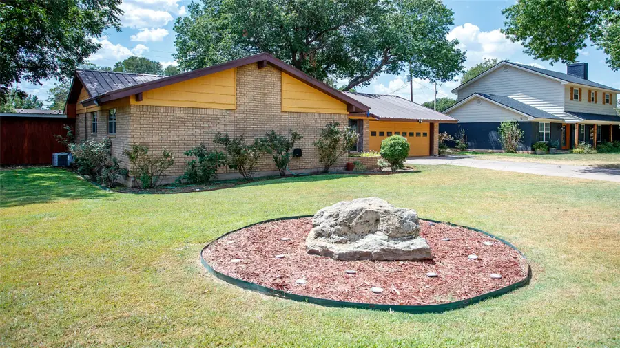 1009 W Edwards, Olney, TX 76374 - #3