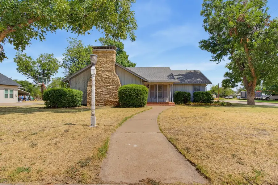 360 S 11th Avenue, Munday, TX 76371 - #2