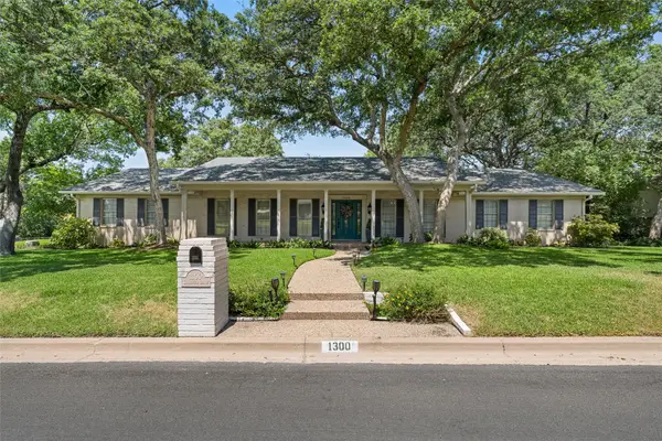 1300 Circlewood Drive, Woodway, TX 76712