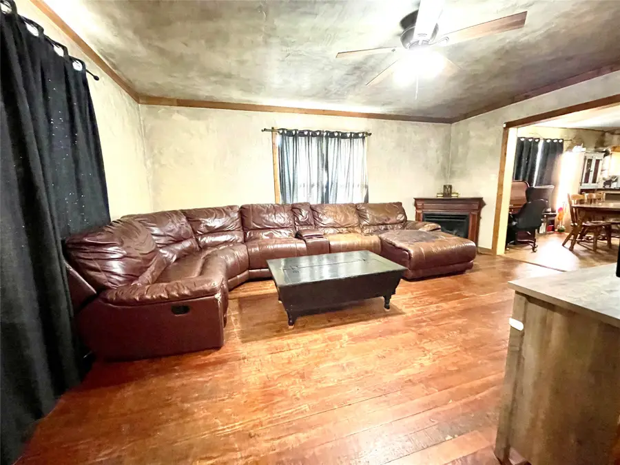 209 N Bowie Street, Jacksboro, TX 76458 - #3
