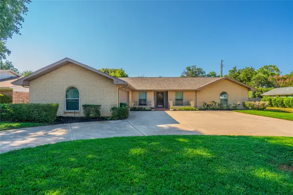 1804 Lincolnshire Drive, Bedford, TX 76021