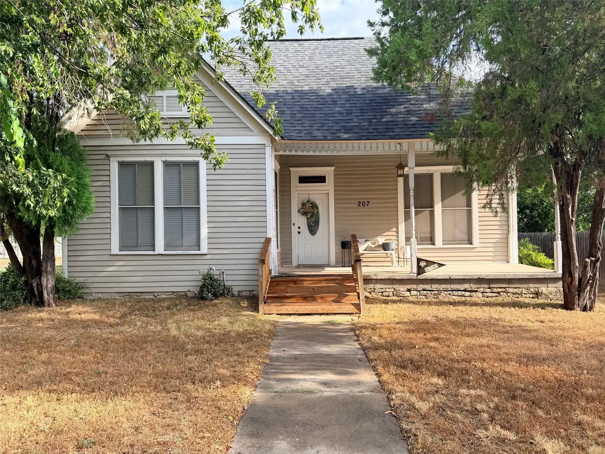 207 W Neely Avenue, Comanche, TX 76442 - #1
