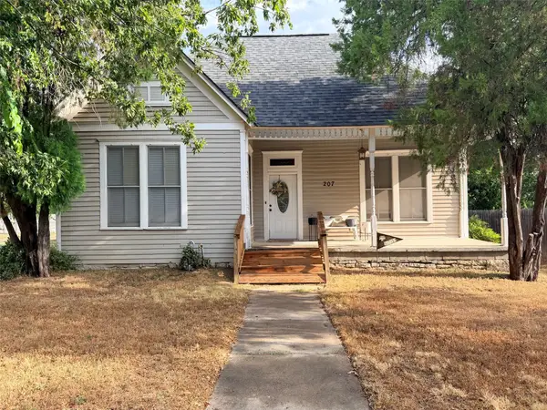207 W Neely Avenue, Comanche, TX 76442