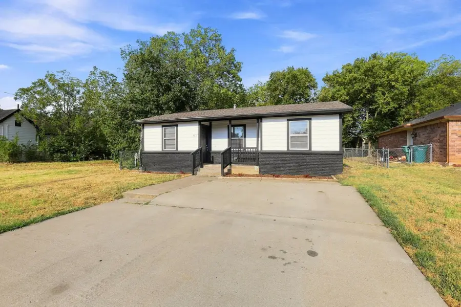 915 N Throckmorton Street, Sherman, TX 75090 - #3
