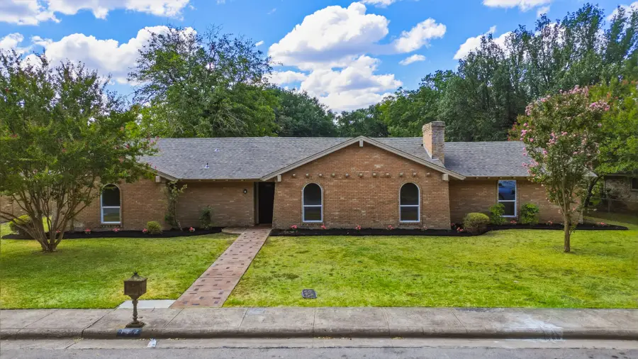 122 Meadowbrook Drive, Desoto, TX 75115 - #2