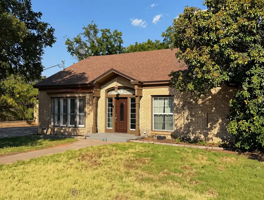 941 S Texas Street, De Leon, TX 76444 - #2