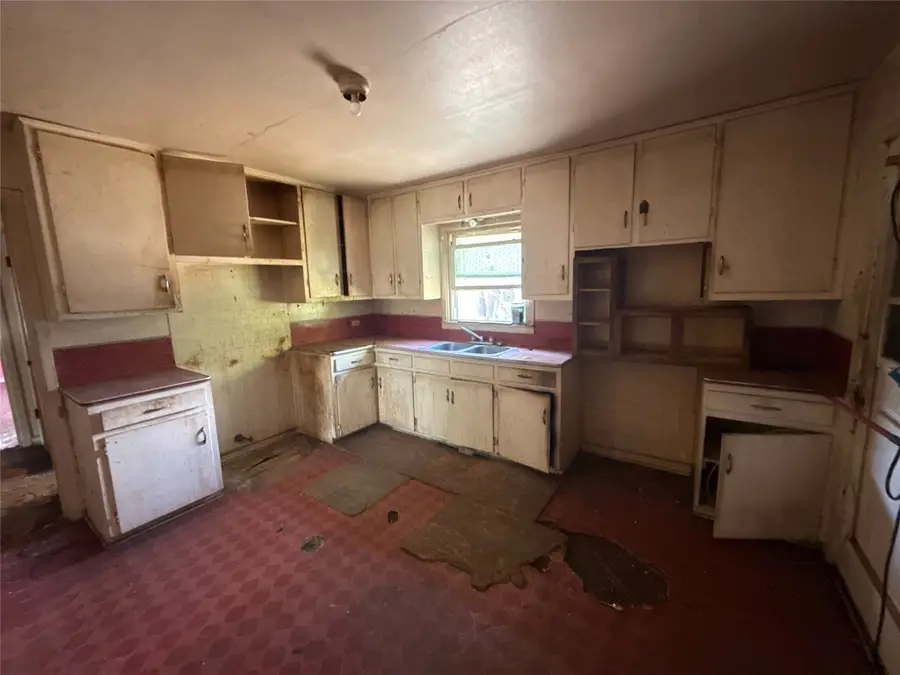 1305 W 11th Street, McGregor, TX 76657 - #3