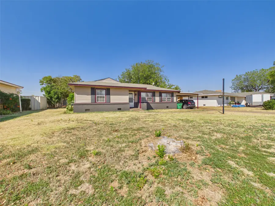 711 West Avenue, Electra, TX 76360 - #2