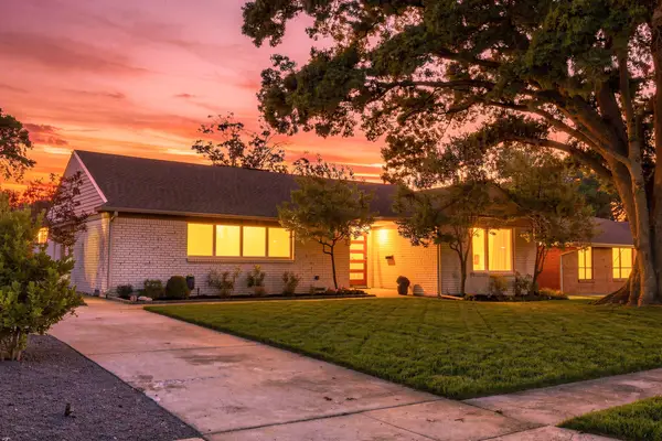 6211 Town Hill Lane, Dallas, TX 75214