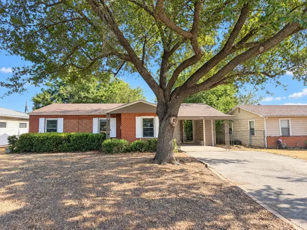 1109 E Ikard Street, Henrietta, TX 76365