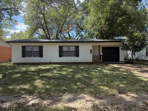 137 Bowie Street, McGregor, TX 76657