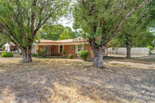 402 Myers Avenue, Cleburne, TX 76033