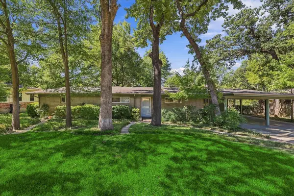 800 Briarwood Boulevard, Arlington, TX 76013