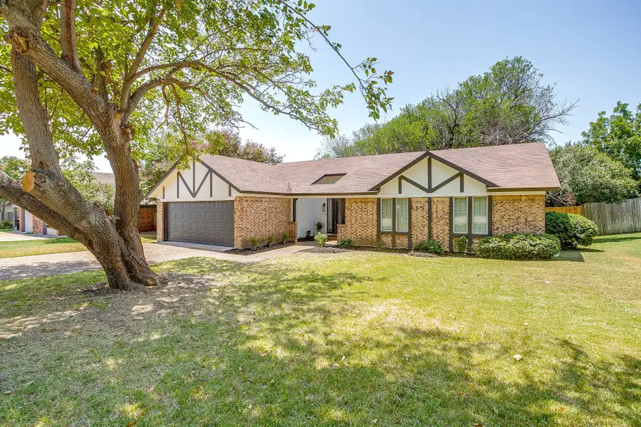 105 Lakeway Drive, Benbrook, TX 76126 - #2
