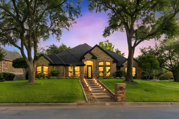 501 Green Meadow Street N, Colleyville, TX 76034
