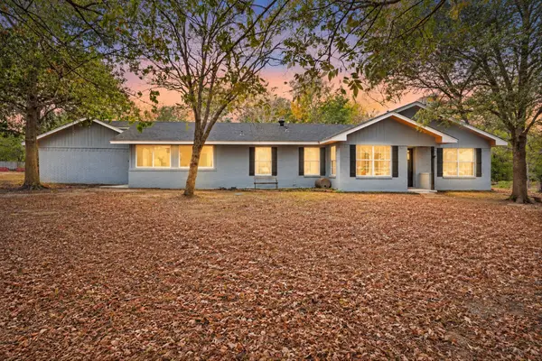 102 Old Pecan, Ennis, TX 75119