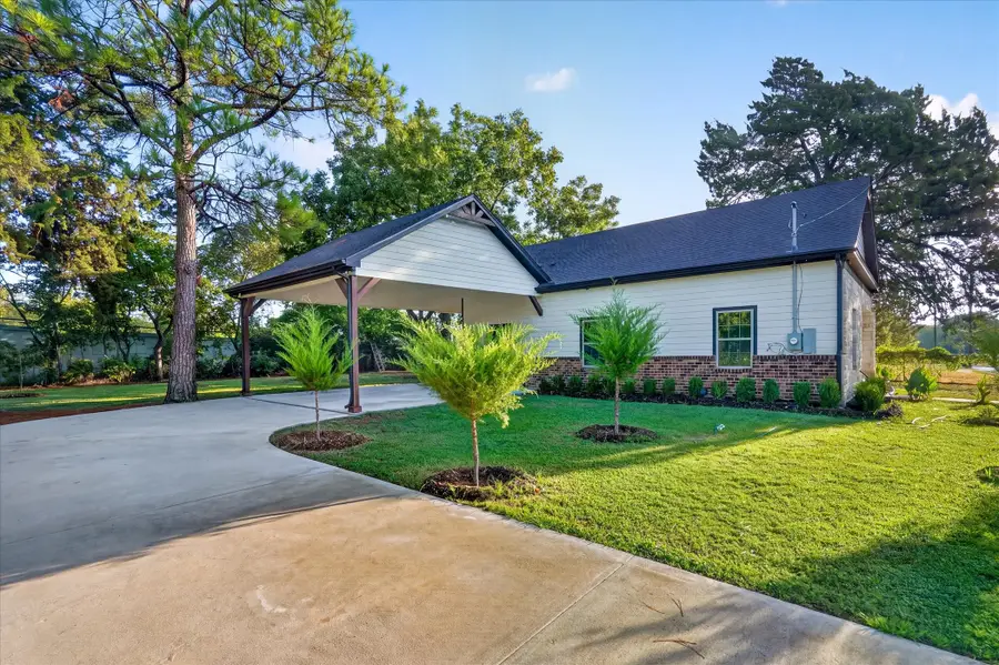 617 E Chambers Street, Cleburne, TX 76031 - #3
