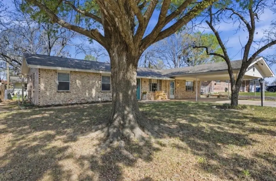 1224 N Texas Street, De Leon, TX 76444 - #2
