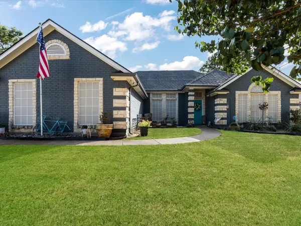 102 Oakwood Place, Joshua, TX 76058