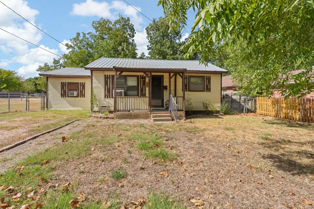 706 W Lone Star Avenue, Cleburne, TX 76033 - #1