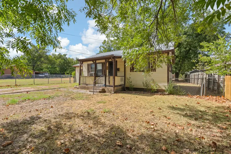 706 W Lone Star Avenue, Cleburne, TX 76033 - #3